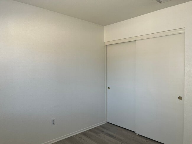 Building Photo - 3 bedroom 2 bathroom Home available in Vic...