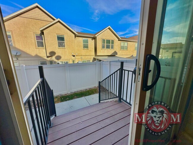 Building Photo - 3 Bd 3.5 Bath Model Like Townhome in Riverton