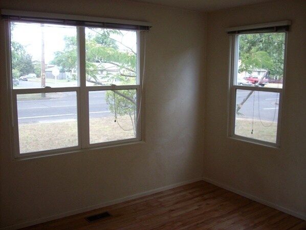 Building Photo - Large house in SW Eugene with forced air h...