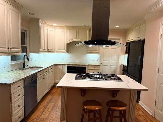Building Photo - 4010 Mansion Dr