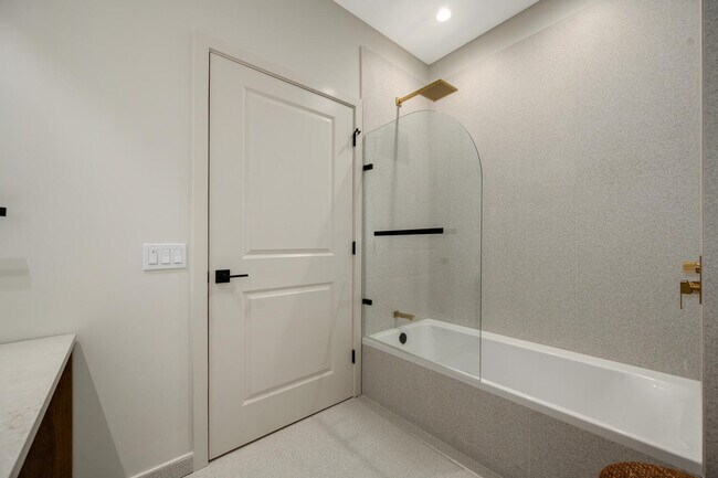 Building Photo - 1235 N Ashland Ave