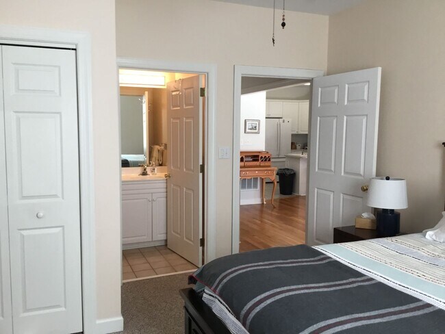 Building Photo - Furnished Condo In Southport - All Utilities Included - 3 month lease only