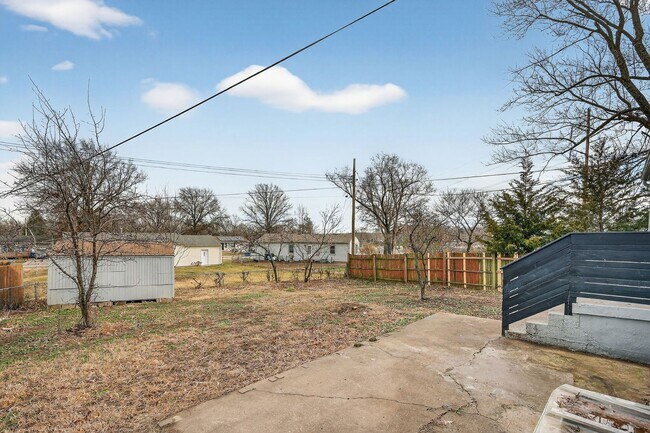 Building Photo - Hard-to-Find 6-Bedroom Home in Grandview!