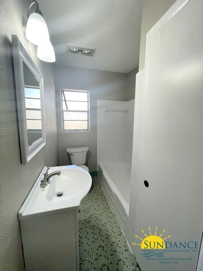 Building Photo - Efficient 1 Bedroom Unit in Fort Walton Beach