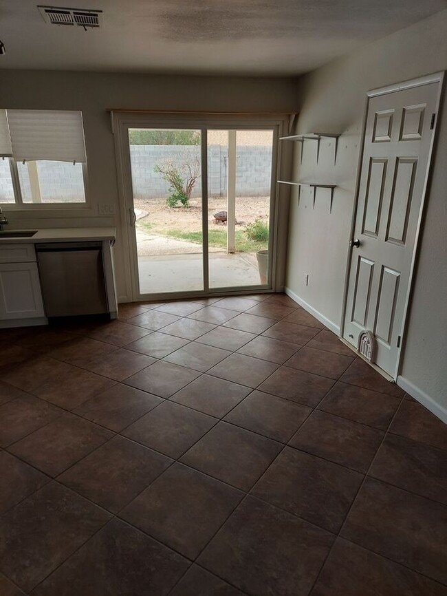 Building Photo - 2 bedroom, 1 bath with pool