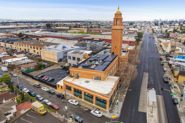 Building Photo - Two level loft with great light and ample ...