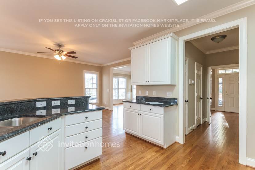 Building Photo - 15903 Kelly Park Cir