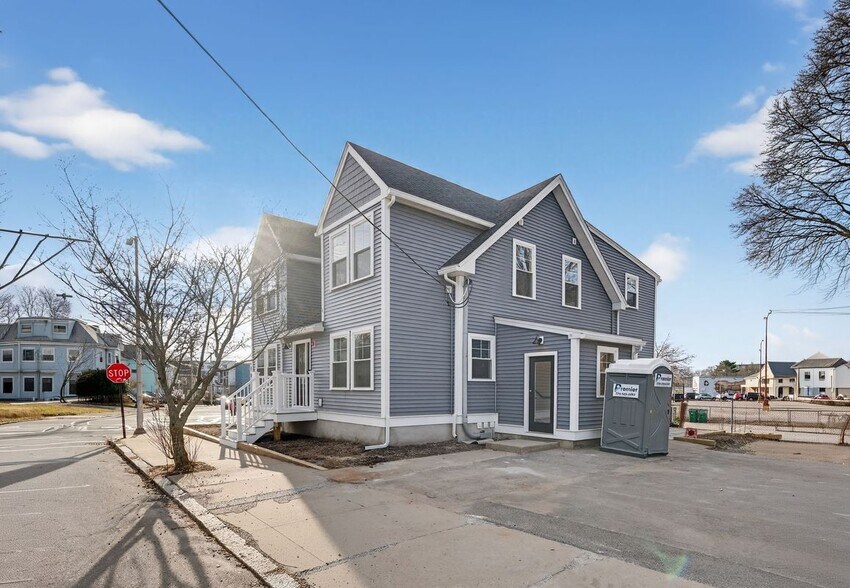 Building Photo - 371 Cabot St