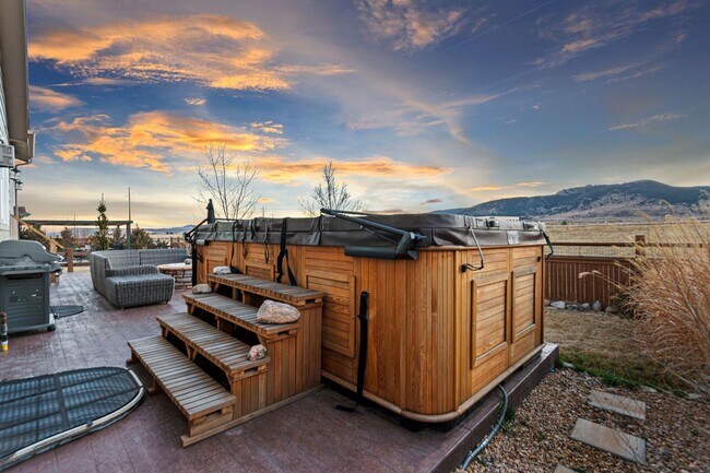 Building Photo - Modern Living. Unforgettable Views 5 bedroom / 5 bathrooms in the desirable Candelas community