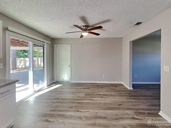 Building Photo - 2731 Greenwood Ln W