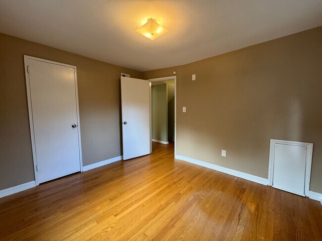 Building Photo - Beautiful 2 Bed 2 Bath Semi-Detached Brick...