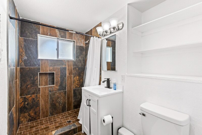 Building Photo - 2417 E Wilson Ave