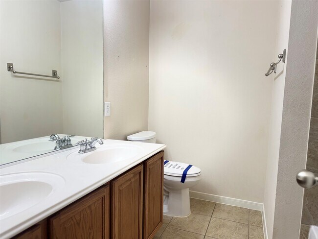 Building Photo - 2910 Sandleigh Dr