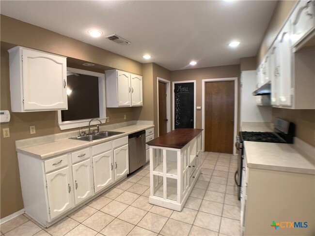 Building Photo - 826 Timber Dr