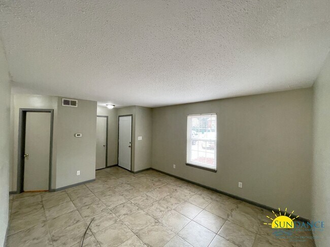 Building Photo - Adorable 3 Bedroom Townhouse In Fort Walton Beach!