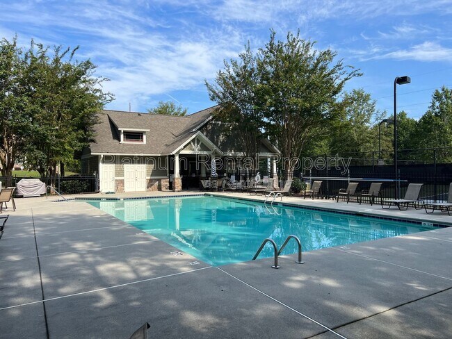Building Photo - 5520 Viewpoint Ct