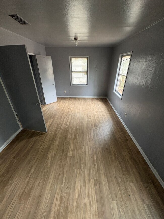 Building Photo - 3057 Amherst St