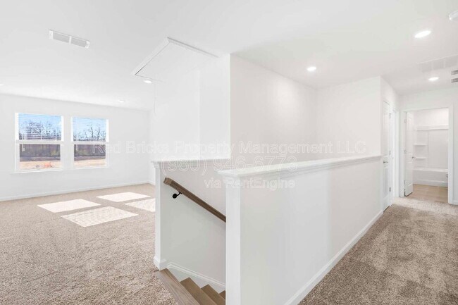 Building Photo - 2133 Riverbend Ave