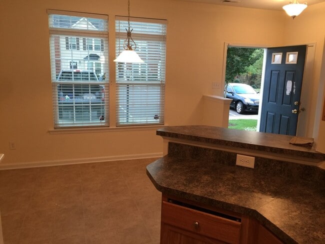 Building Photo - Beautiful Townhouse To Rent in Easter Henrico