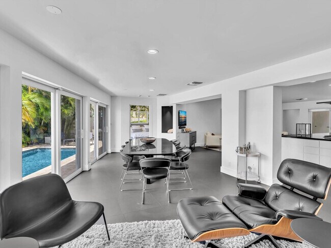 Building Photo - 1640 NE 43rd St