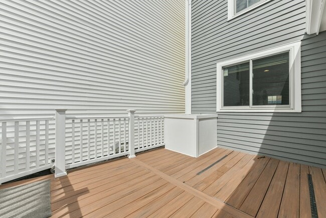 Building Photo - 168 Bunker Hill St
