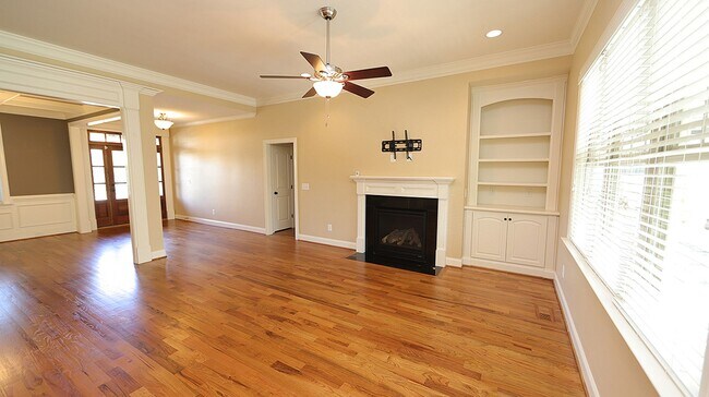 Building Photo - Lovely Heritage Home with Ideal Floorplan