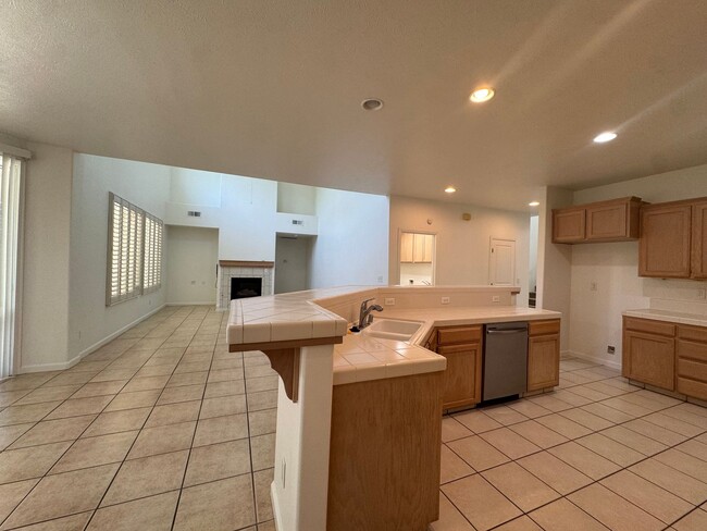 Building Photo - 5781 E Kaviland Ave