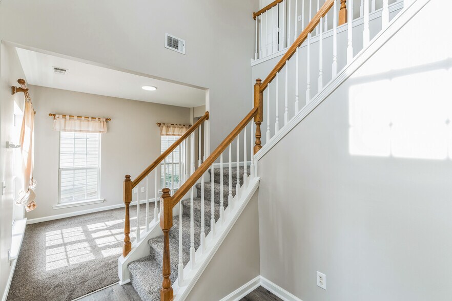 Building Photo - 2453 Lakebrooke Dr