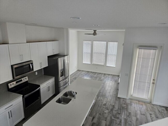 Building Photo - Stunning Three-Story Townhome, Located in the Heart of Altamonte Springs!