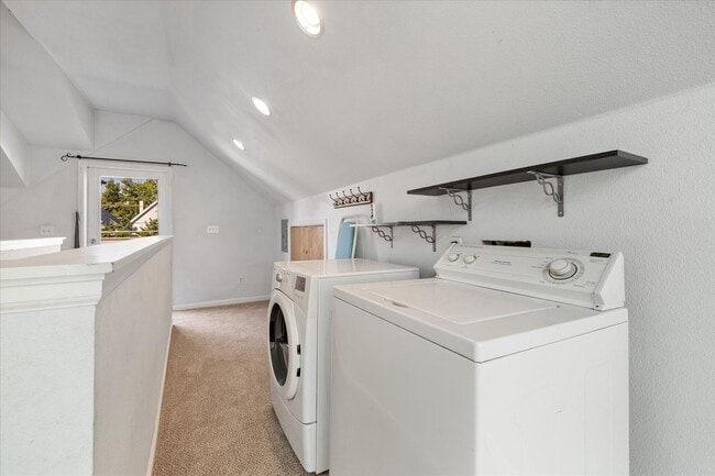Building Photo - Spacious studio loft in the highly sought-...