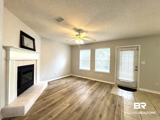 Building Photo - 9964 Hollowbrook Ave