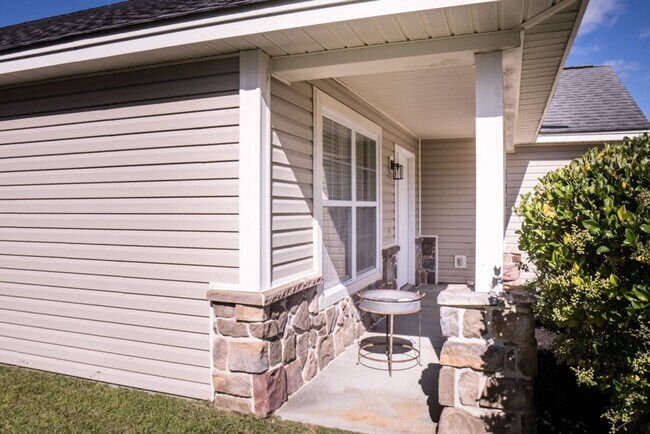 Building Photo - Three Bedroom Home in Hearthstone Lakes Co...