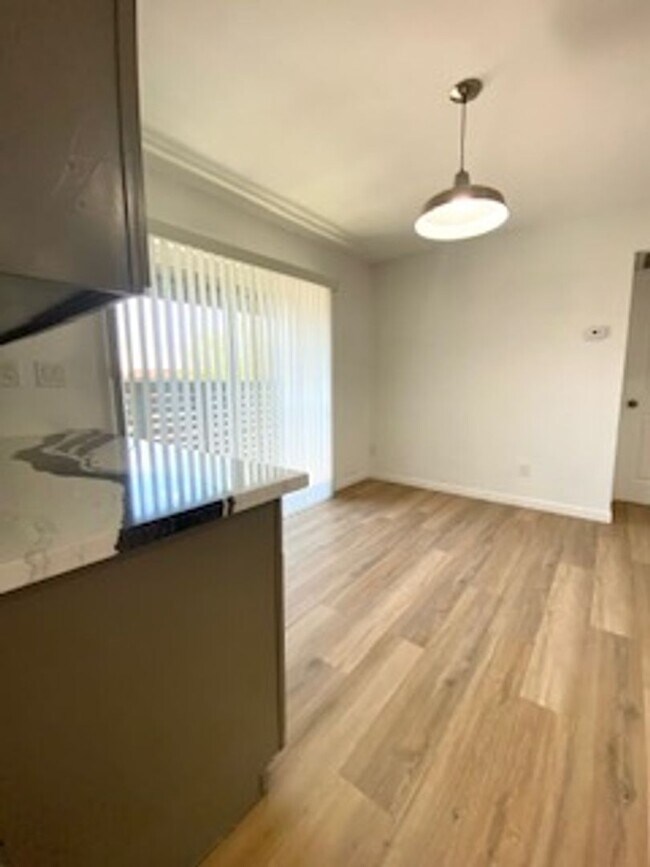 Building Photo - 4 bed 3, bath with connected guest house