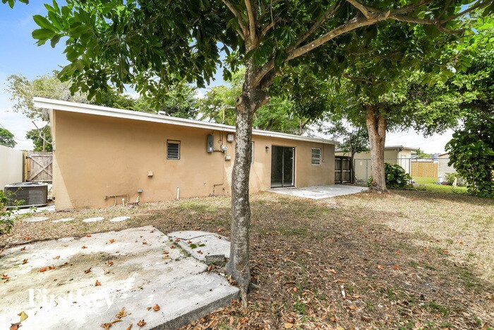Building Photo - 7300 Ramona St