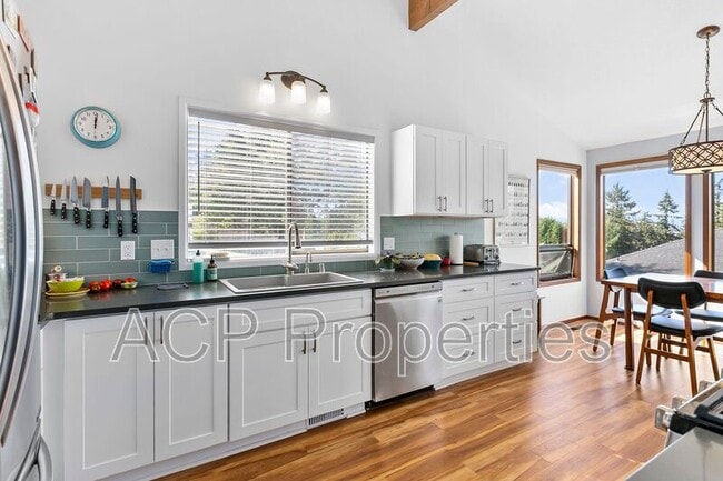 Building Photo - 904 36th St