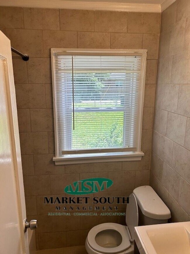 Building Photo - Lovely cottage across from Live Oak Park -...