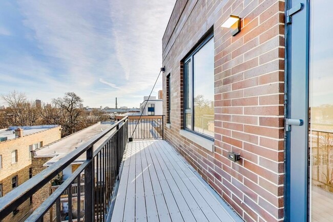 Building Photo - 1950 W Lawrence Ave