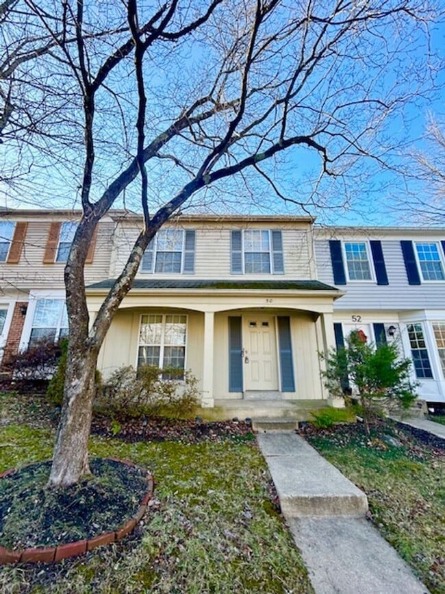 Building Photo - Spacious and bright 3BR/2.5BA townhouse with enclosed back patio