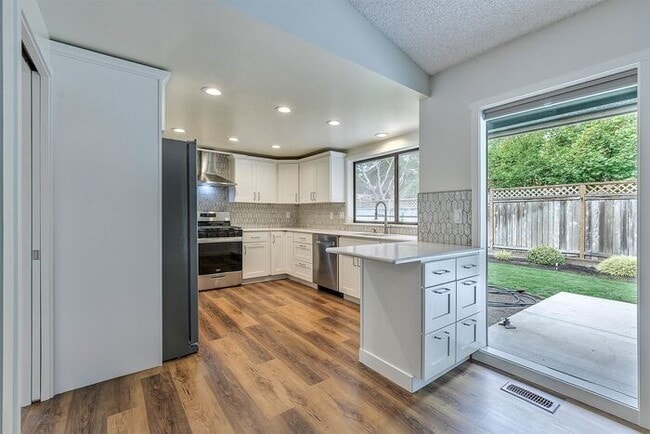 Building Photo - Single Level Ranch Style Home in Singing Woods!