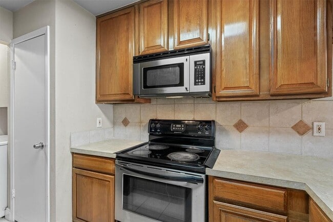 Building Photo - 806 W 24th St