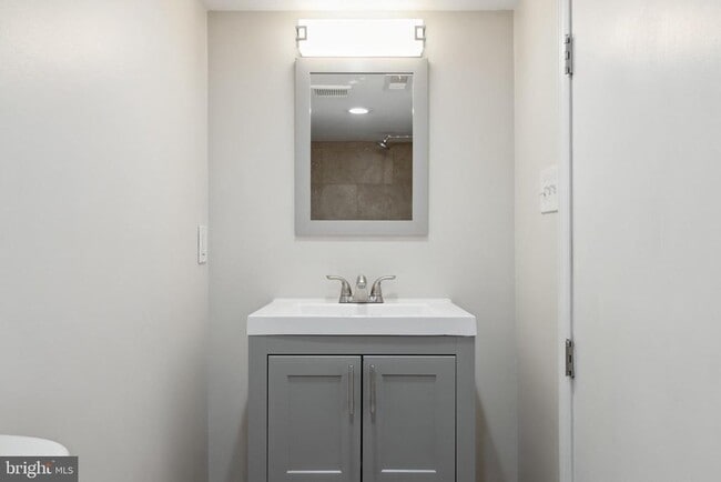 Building Photo - 912 N Milton Ave