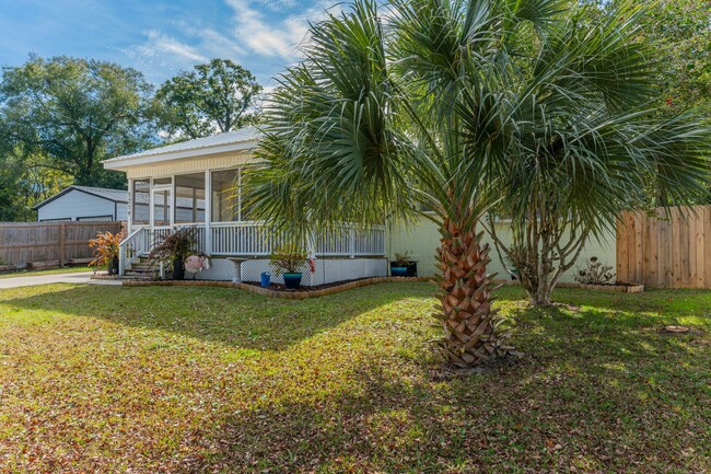 Building Photo - Great home close to the water!