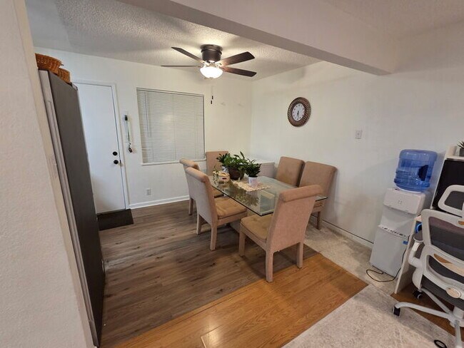 Building Photo - 3 bed 1 bath Duplex with garage and private yard