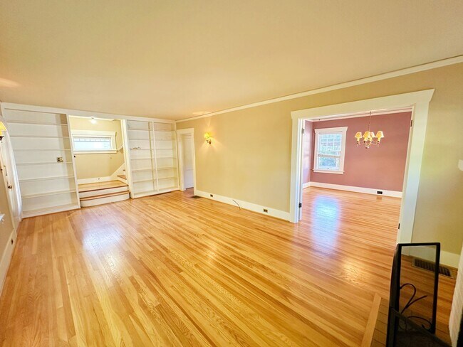 Building Photo - Stunning 3 Bedroom with Fully Fenced Yard ...