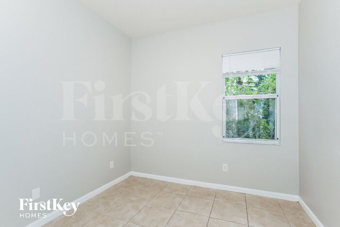 Building Photo - 1700 NE 37th Pl