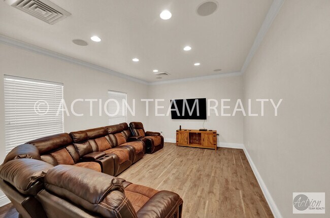 Building Photo - Mid-Row Townhome in Riverton