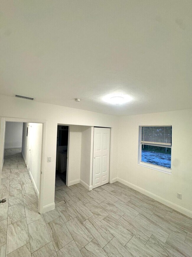 Building Photo - Updated 3-Bed/2-baths Home with Screened Porch & Lush Yard in Pompano Beach Highlands