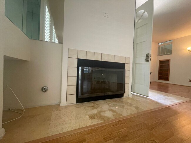 Building Photo - Bright and Spacious End-Unit Townhome in t...