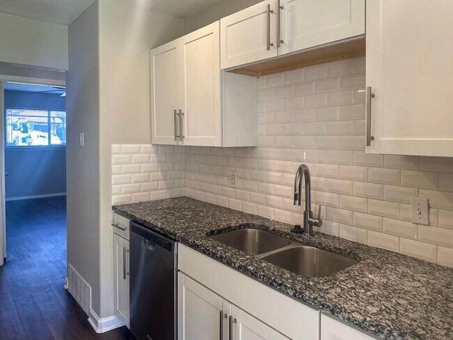 Building Photo - 4 Bedroom / 2.5 Bath Home