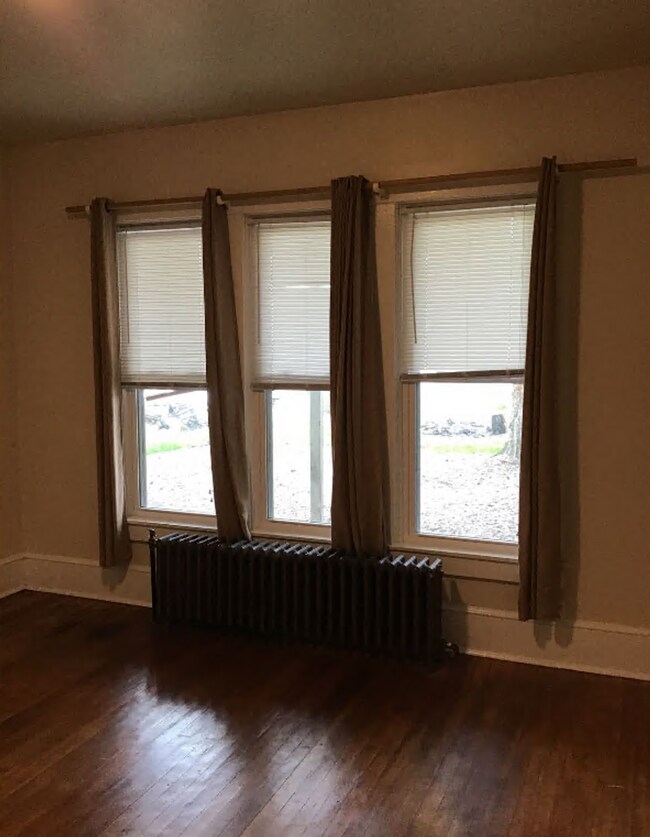 Building Photo - Perfect for college students, but great for others too!